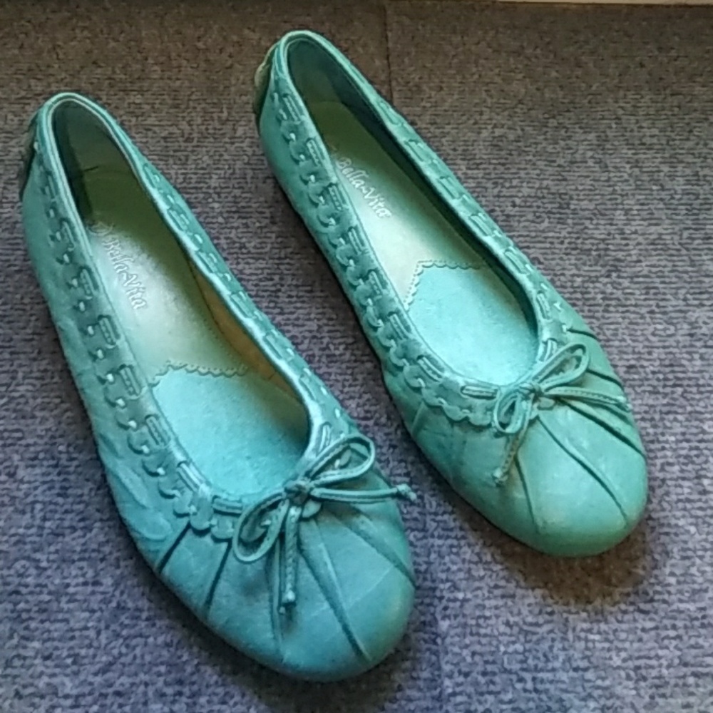 REPOSH Gorgeous Bella Vita Leather Flats!